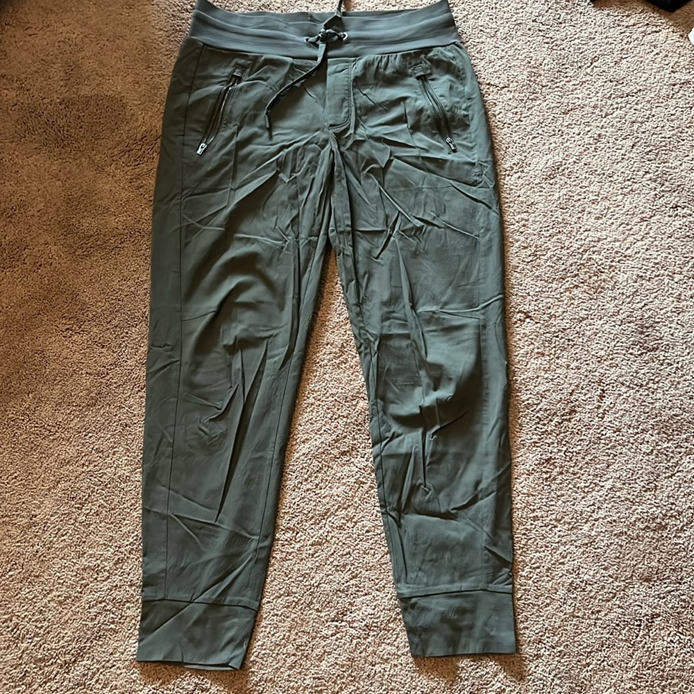 Athleta Trekkie North Jogger
Size 4
Olive green